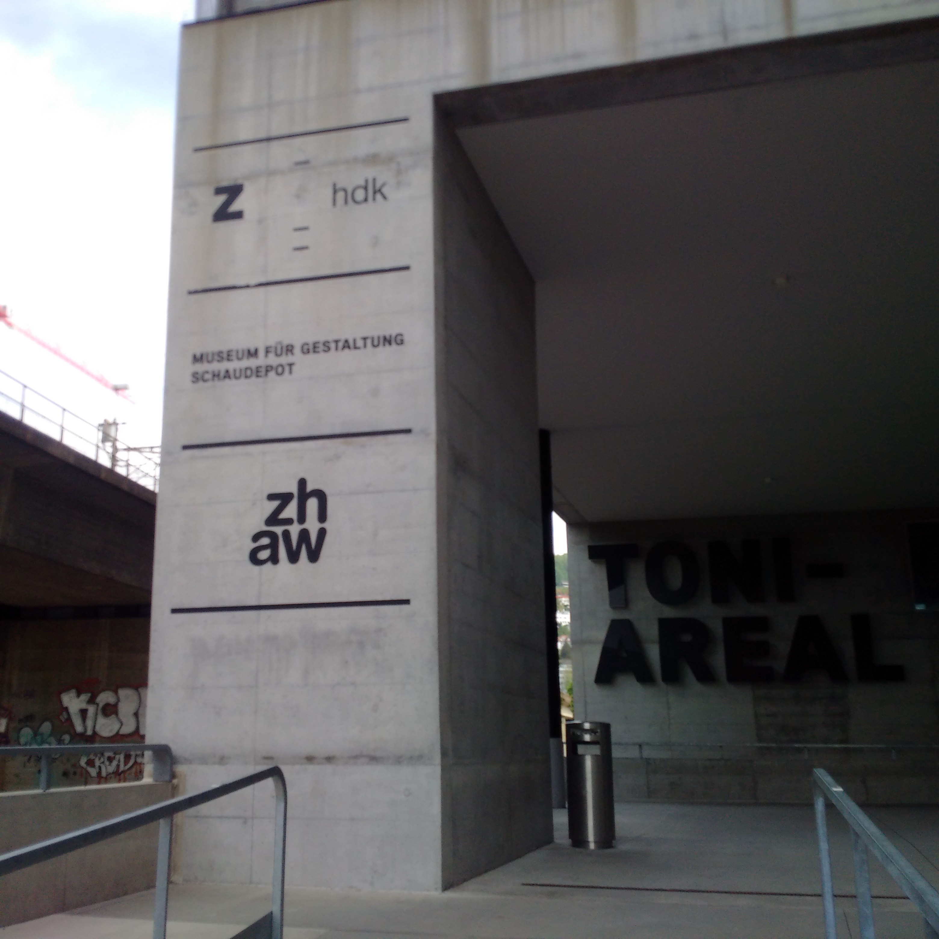 I visited Zurich University of the arts (쥬리치는 그럴 수 밖에 없었다.)