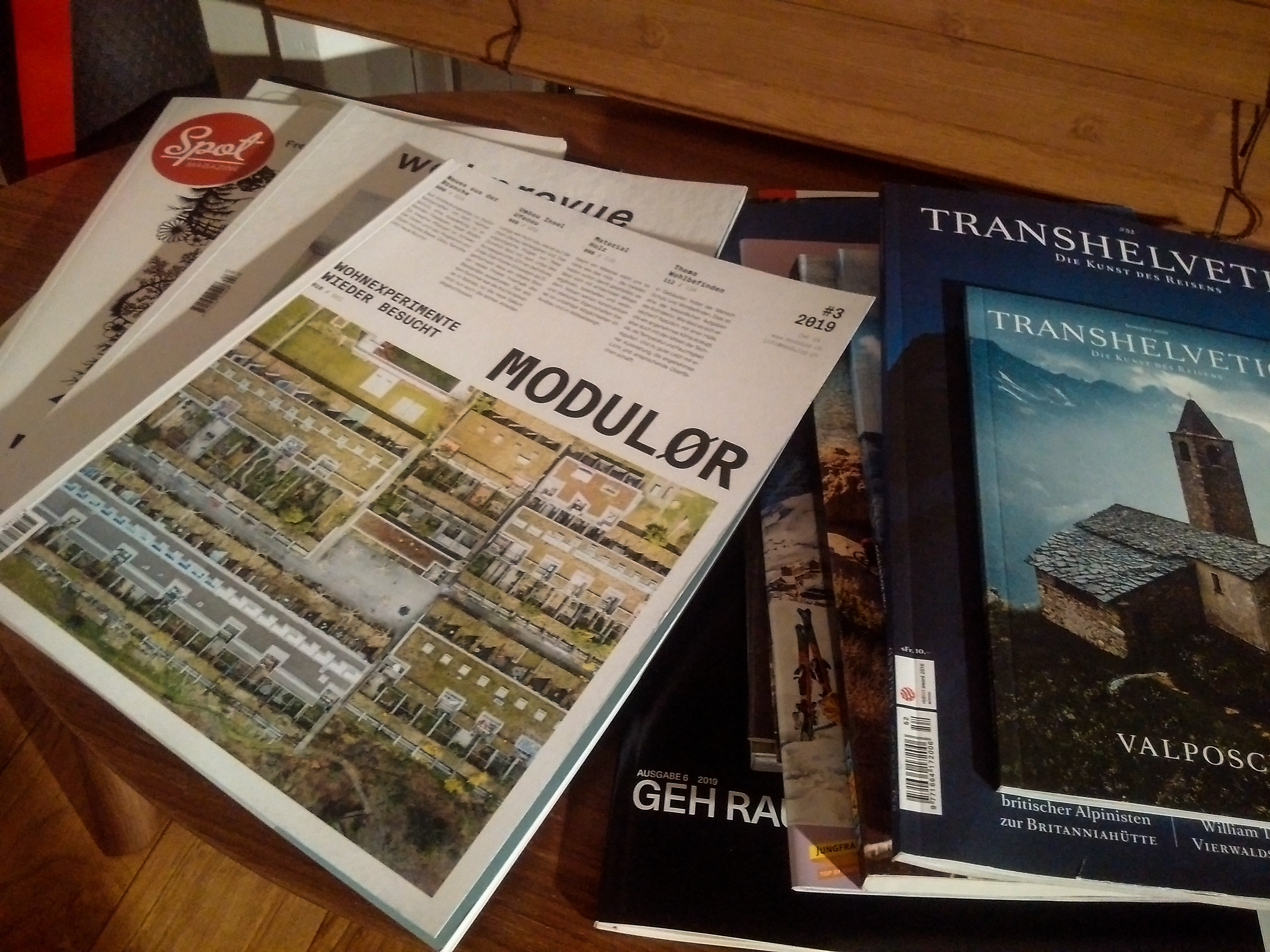 Those books come from various cities. (우리나라 책은 다 아는것, 당연한 내용으로 구성되어 있기도 하고 색감 콘텐트 깊이가 가볍다. 유럽의 매거진들은 오타쿠 느낌이 물씬 풍겨 지식을 습득한다는 느낌을 받게 된다.)